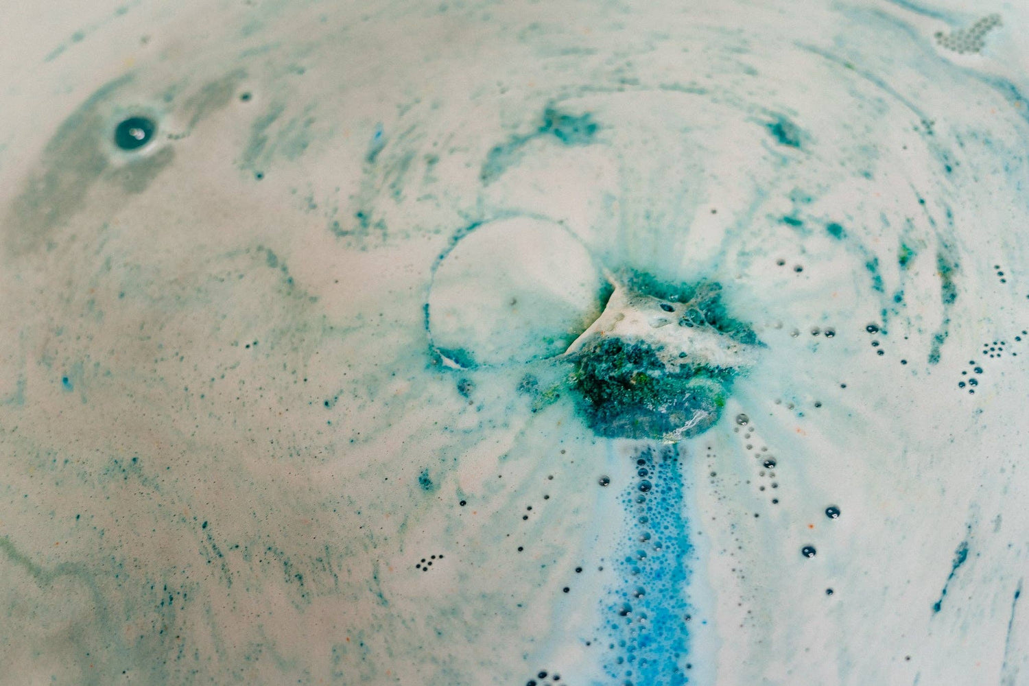 Scentish Deppth Bath Bomb - Bare and Bubbly Ltd